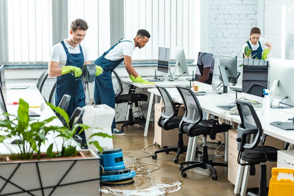 商业 cleaning team cleaning an office